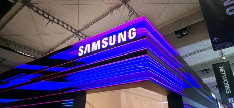 Logo Samsung pe un fundal colorat, expus la un eveniment tehnologic.