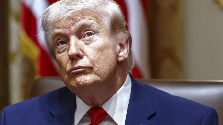 Donald Trump în timpul unei întâlniri oficiale, cu un aer contemplativ.