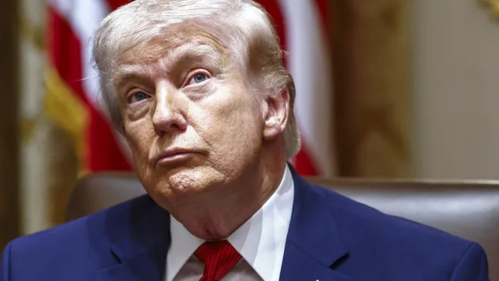 Donald Trump în timpul unei întâlniri oficiale, cu un aer contemplativ.