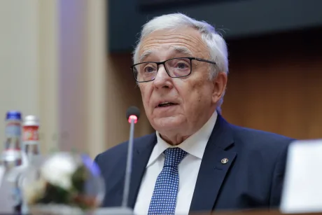 Mugur Isărescu discută despre adoptarea monedei euro în România.