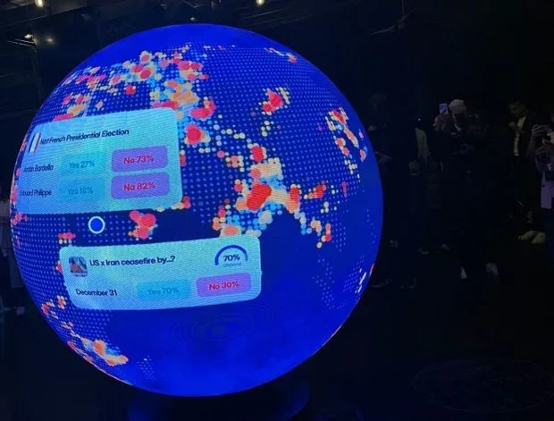 Globus interactiv care arată date despre alegeri și conflicte globale.