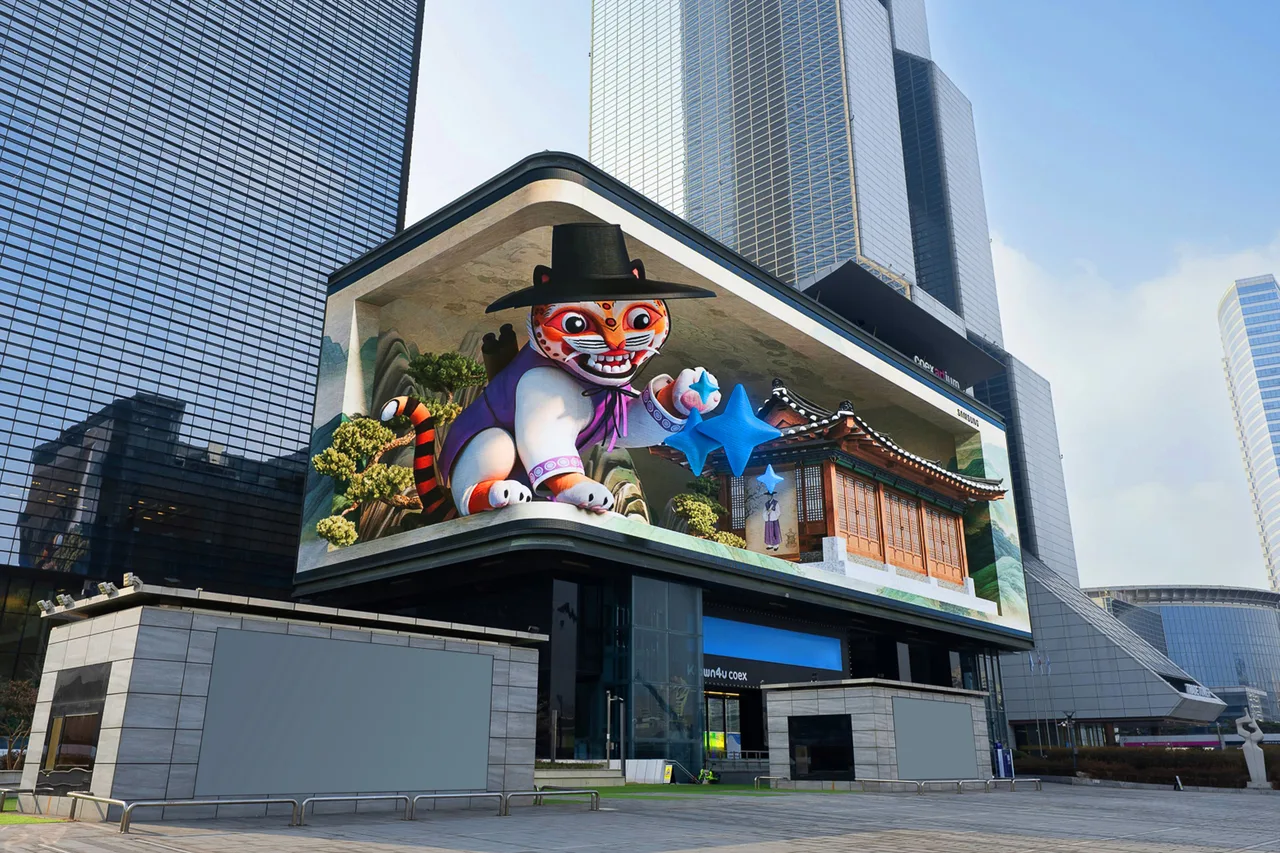 Clădire modernă cu un mural colorat și un personaj jucăuș.