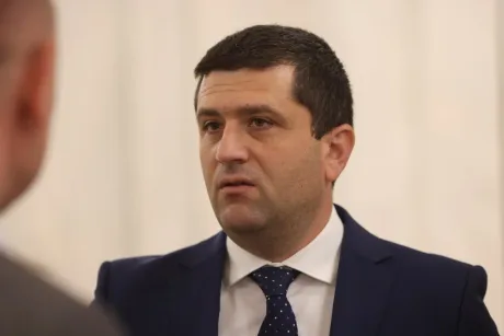 Radu Miruță discutând despre criza guvernamentală din România.