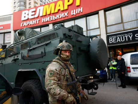 Intervenție militară în fața unui supermarket din Kiev după un atac armat.