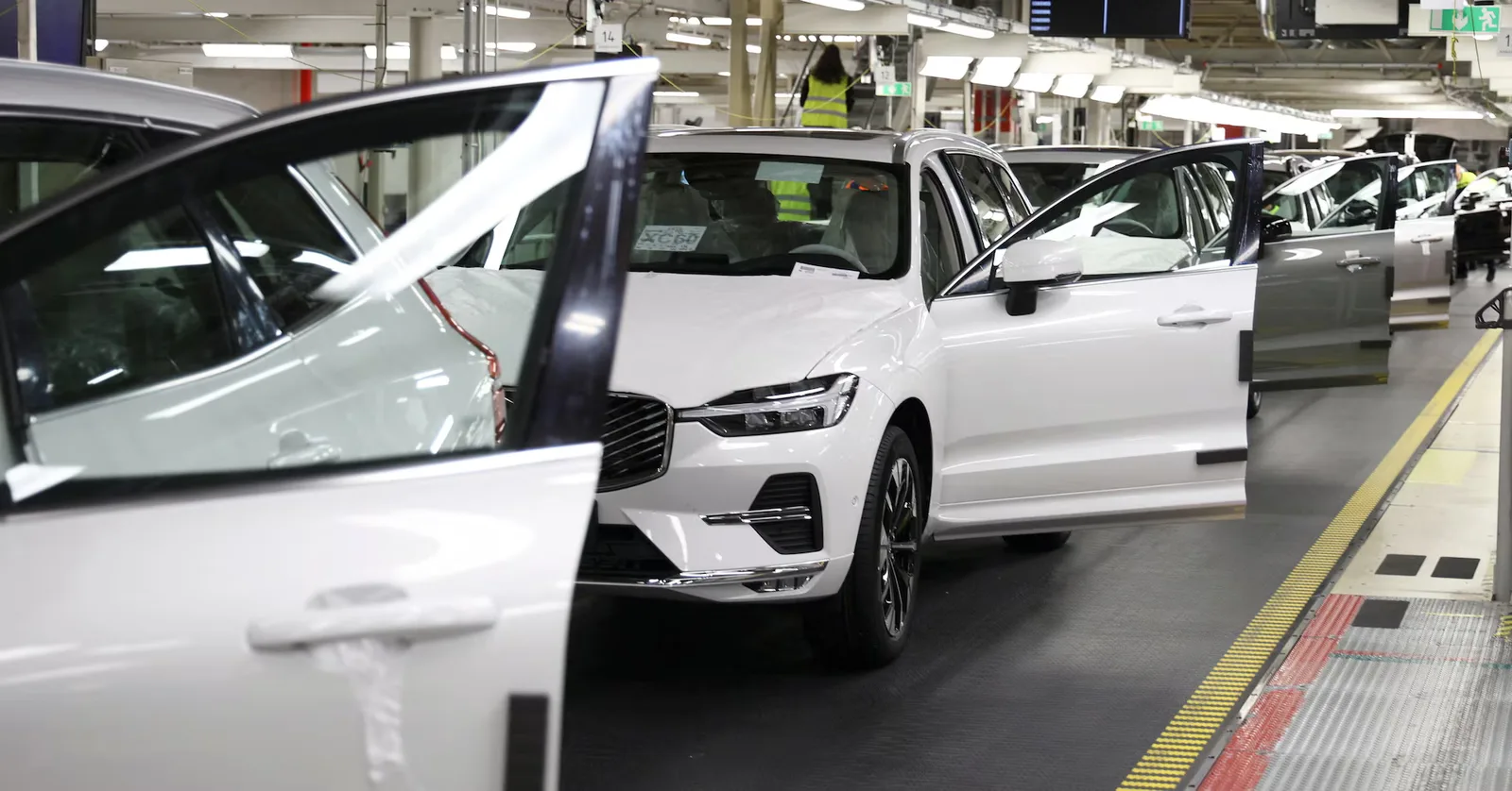 Mașini Volvo în proces de asamblare într-o fabrică modernă.