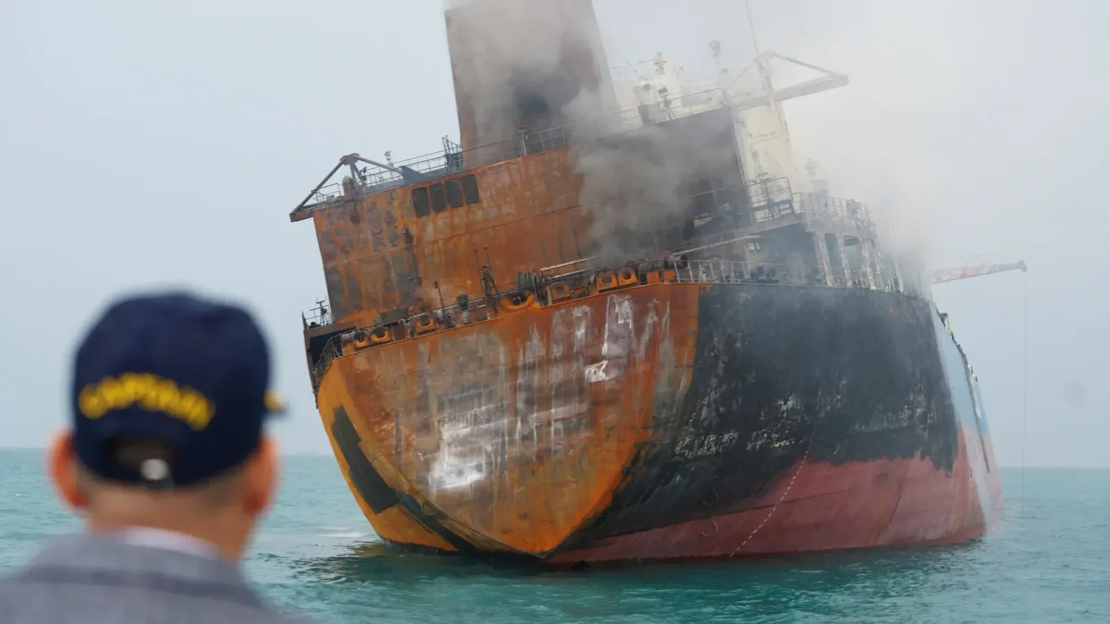 Vase de transport navigând prin Strâmtoarea Hormuz, peisaj montan.