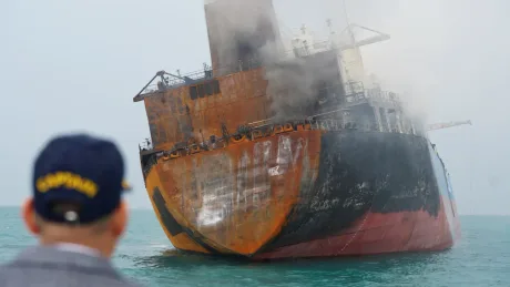 Vase de transport navigând prin Strâmtoarea Hormuz, peisaj montan.