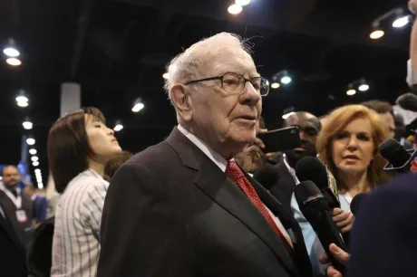 Warren Buffett discutând despre riscurile piețelor financiare moderne.