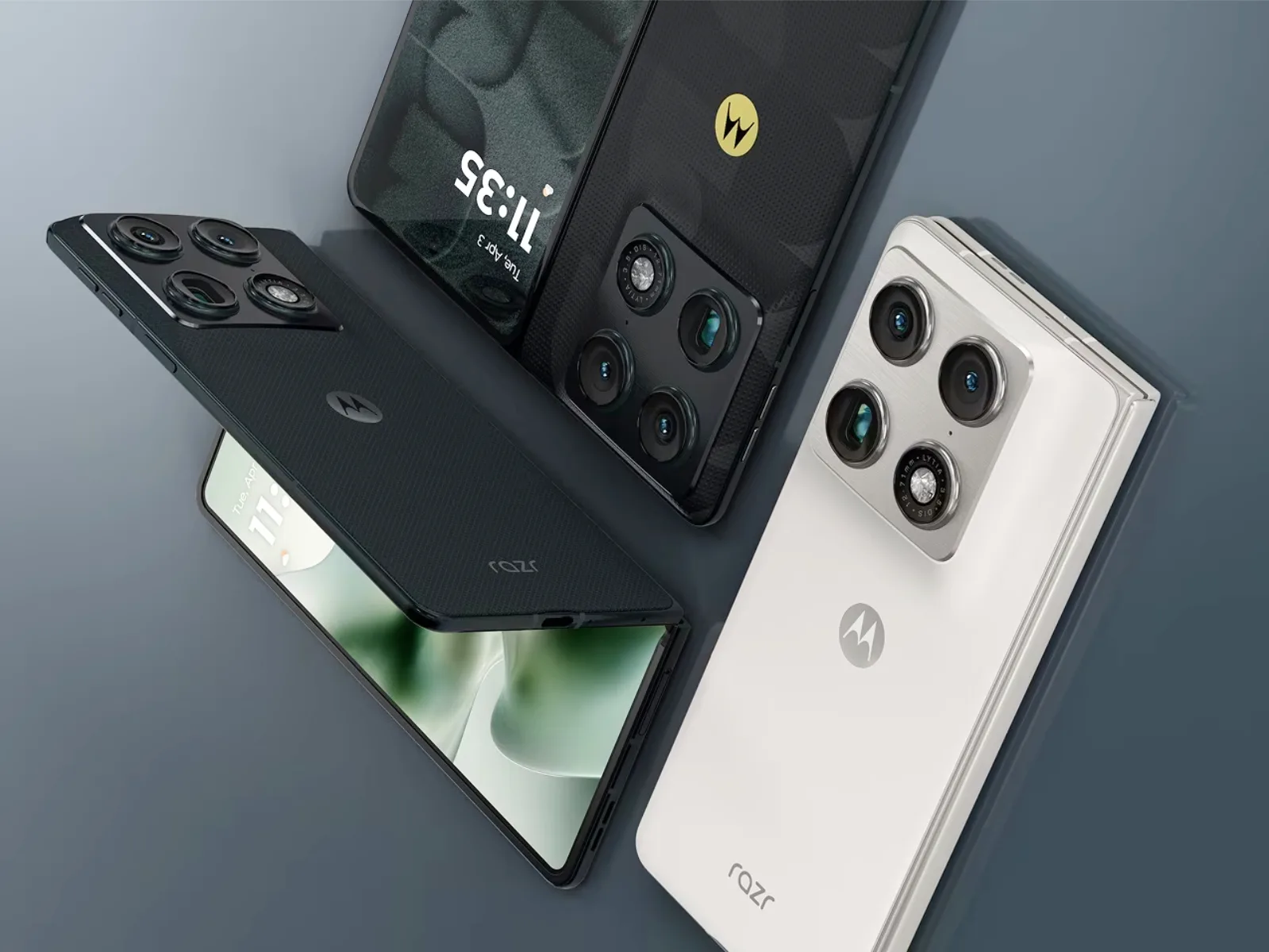 Telefonul pliabil Motorola Razr Fold în culori elegante și accesorii incluse.