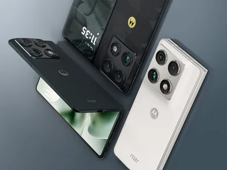 Telefonul pliabil Motorola Razr Fold în culori elegante și accesorii incluse.