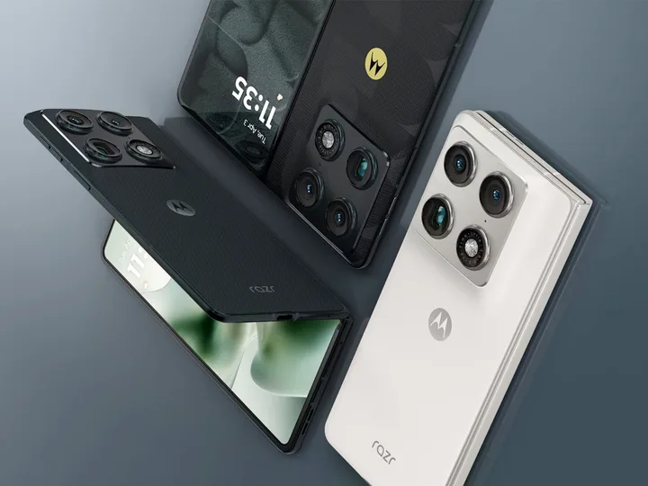 Telefonul pliabil Motorola Razr Fold în culori elegante și accesorii incluse.