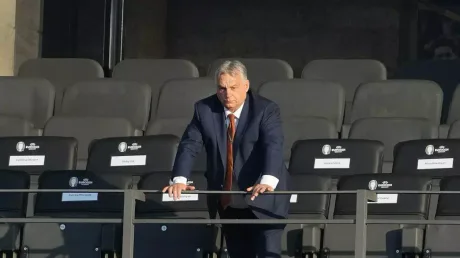 Viktor Orban la un eveniment sportiv, reflectând influența sa politică în fotbal.