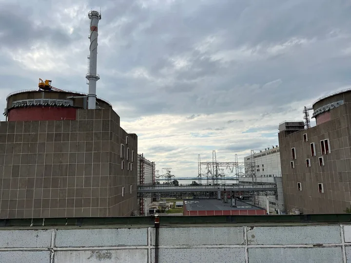Peisaj industrial cu centrale electrice și cer noros.