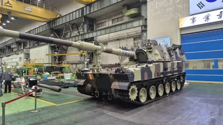 Tanc militar modernizat, pregătit pentru dotarea armatei române.