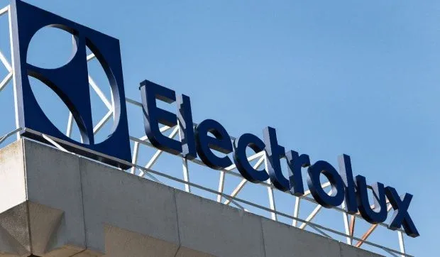 Logo-ul Electrolux pe o clădire, simbolizând schimbări în producție.