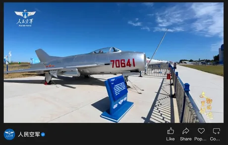 Avion J-6 transformat în dronă de atac, expus la o bază militară din China.