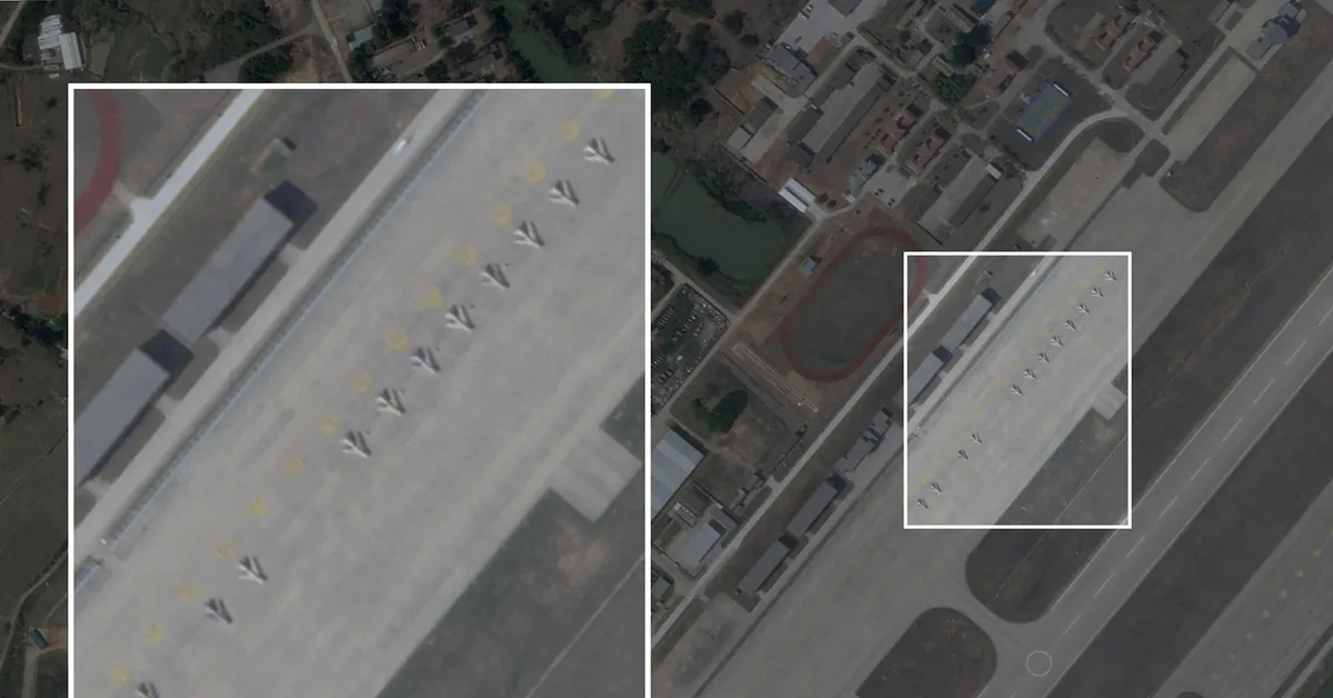 Avioane J-6 transformate în drone de atac la o bază din Fujian.