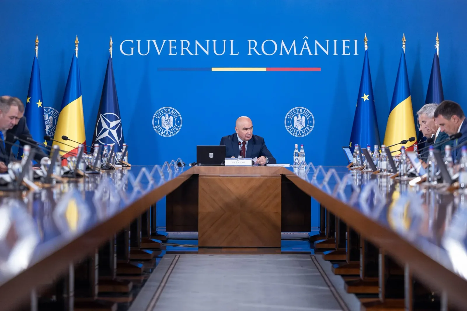 Ilie Bolojan discutând în Parlamentul României despre guvernare.