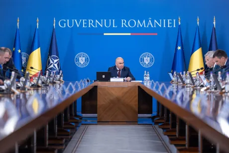 Ilie Bolojan discutând în Parlamentul României despre guvernare.