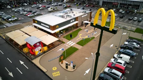 Restaurant McDonald’s modern cu zonă de joacă și parcări ample.