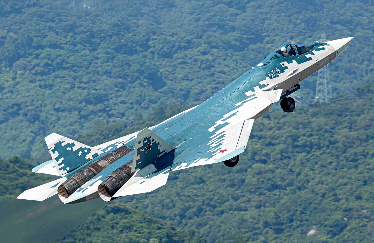 Avion Su-57 în zbor, evidențiind designul său modern și camuflajul.
