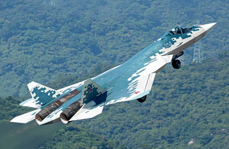 Avion Su-57 în zbor, evidențiind designul său modern și camuflajul.