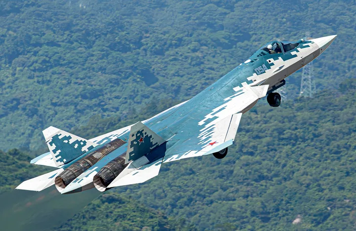 Avion Su-57 în zbor, evidențiind designul său modern și camuflajul.