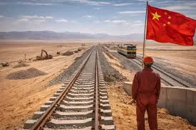 Construcția unui pod feroviar în deșertul Gobi pentru transport rapid.