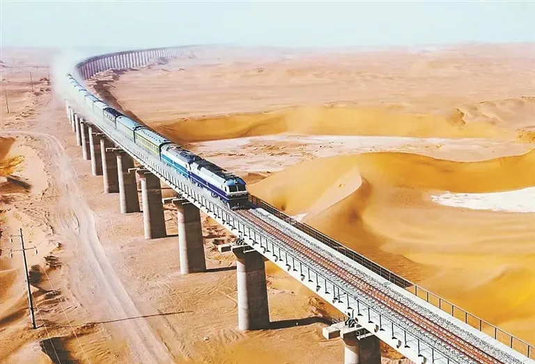 Tren pe un viaduct în deșertul Gobi, legând China de Mongolia.