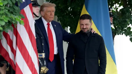Zelenski și un oficial american discutând despre negocierile de pace.