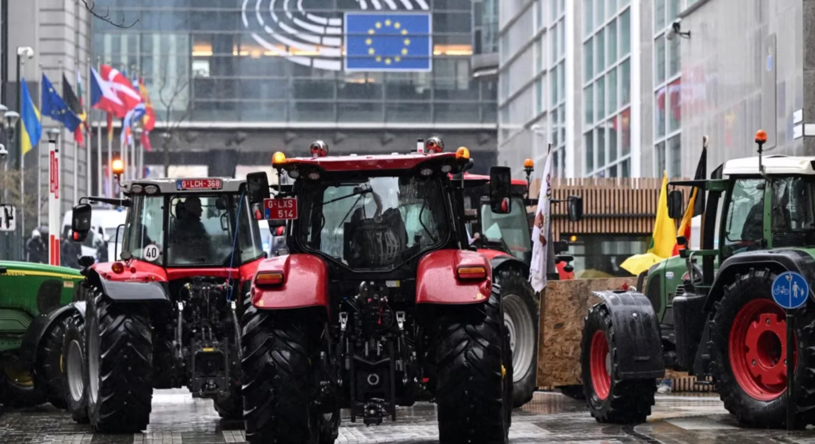 Tractoare parcate în fața clădirii Comisiei Europene, simbolizând agricultura locală.