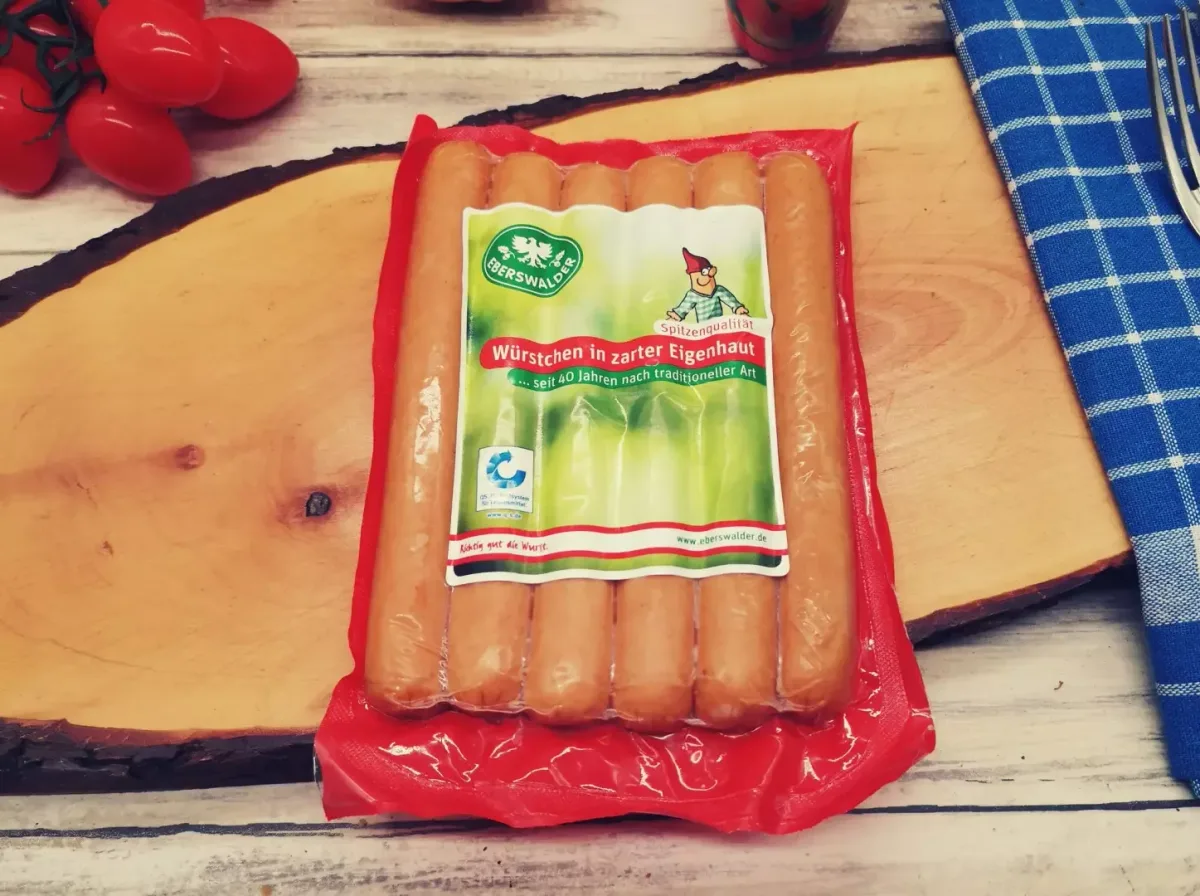 Ambalaj cu cârnați Eberswalder pe un fundal rustic.