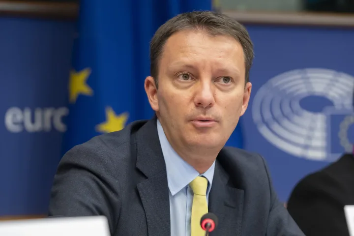 Ilie Bolojan discutând despre alianța PSD-AUR în Parlament.