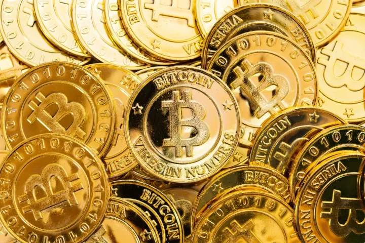Monede Bitcoin aurii aranjate într-un model atractiv.