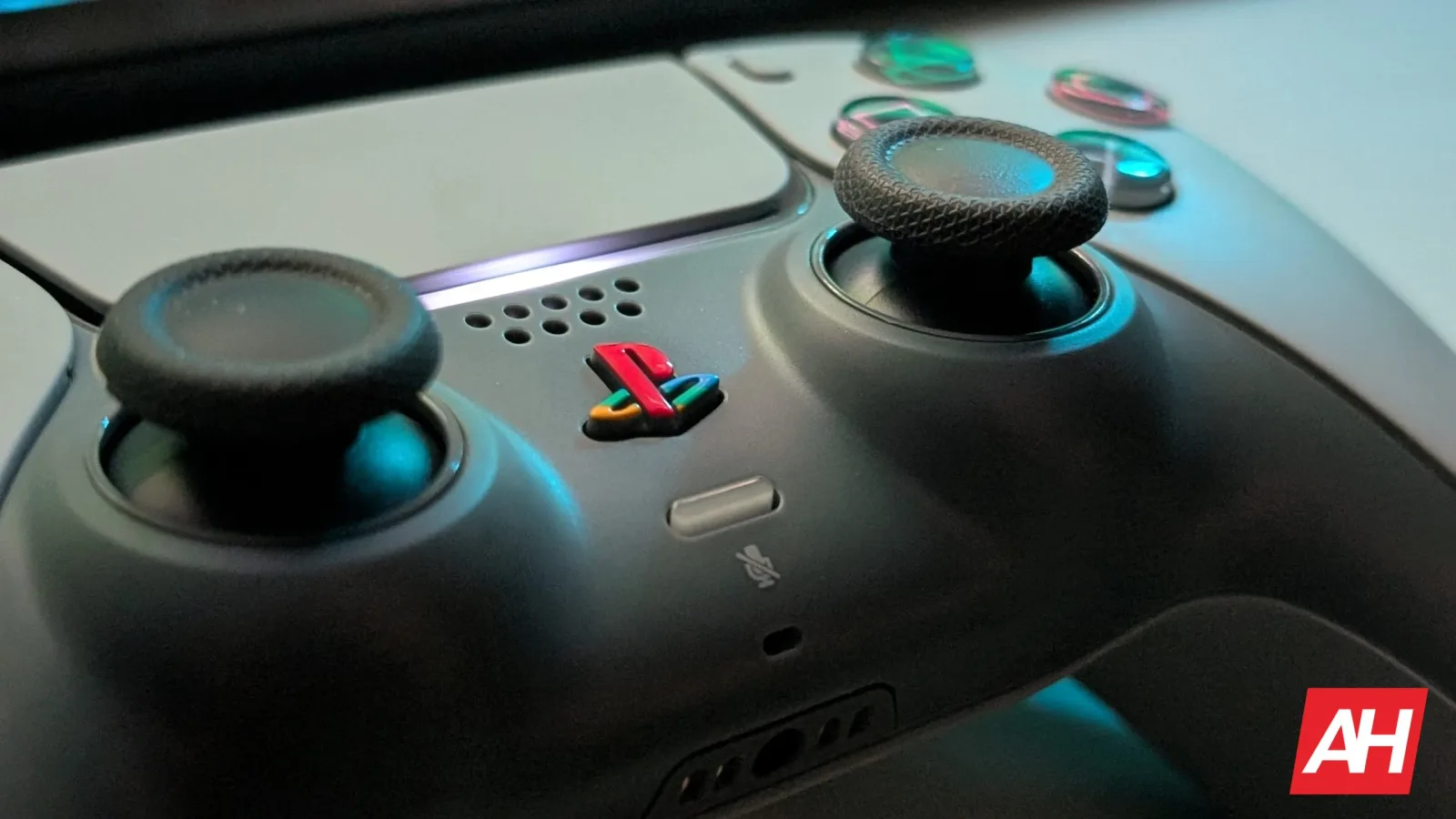 Controler PlayStation cu detalii elegante și butoane colorate