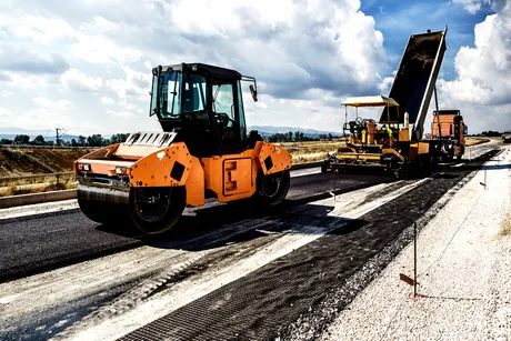Lucrări de construcție pe un șantier feroviar din România.