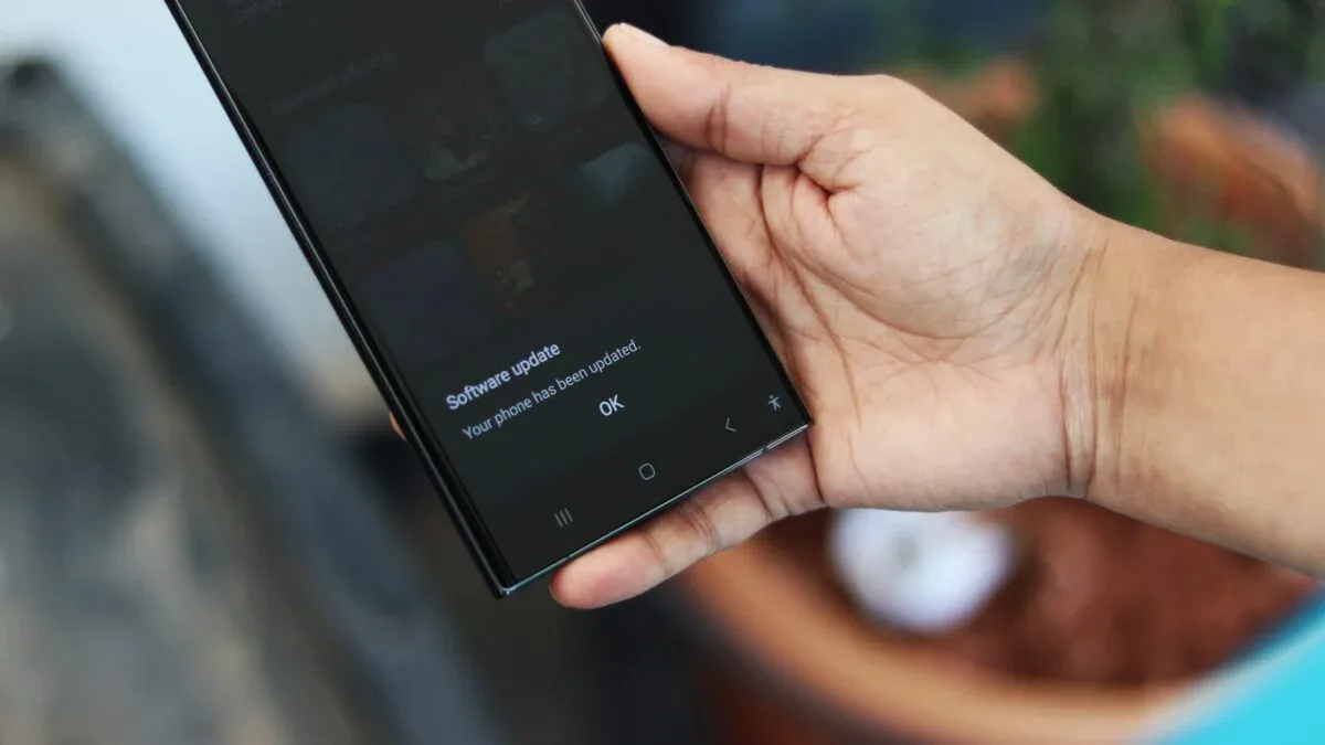 Utilizator care primește actualizarea One UI 8.5 pe un smartphone Samsung.