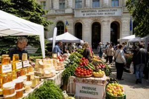 Târg de produse tradiționale românești în curtea Ministerului Agriculturii.