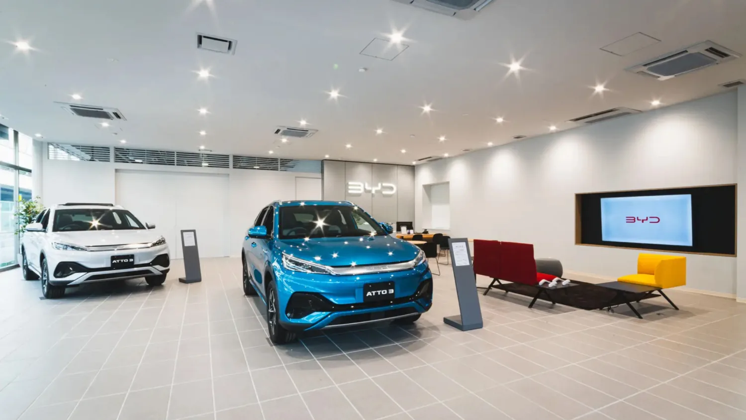 Showroom BYD cu modele electrice expuse în Japonia.