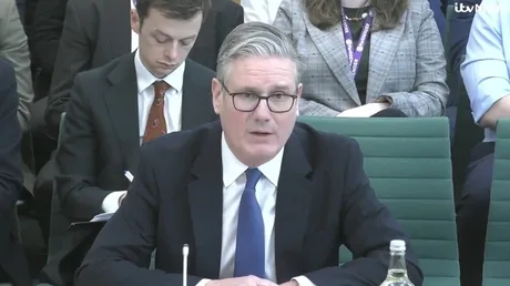 Keir Starmer discutând despre negocierile dintre SUA și Iran în parlament.