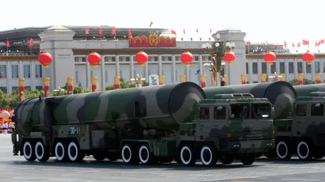 Vehicule militare cu rachete nucleare în timpul unei parade în China.