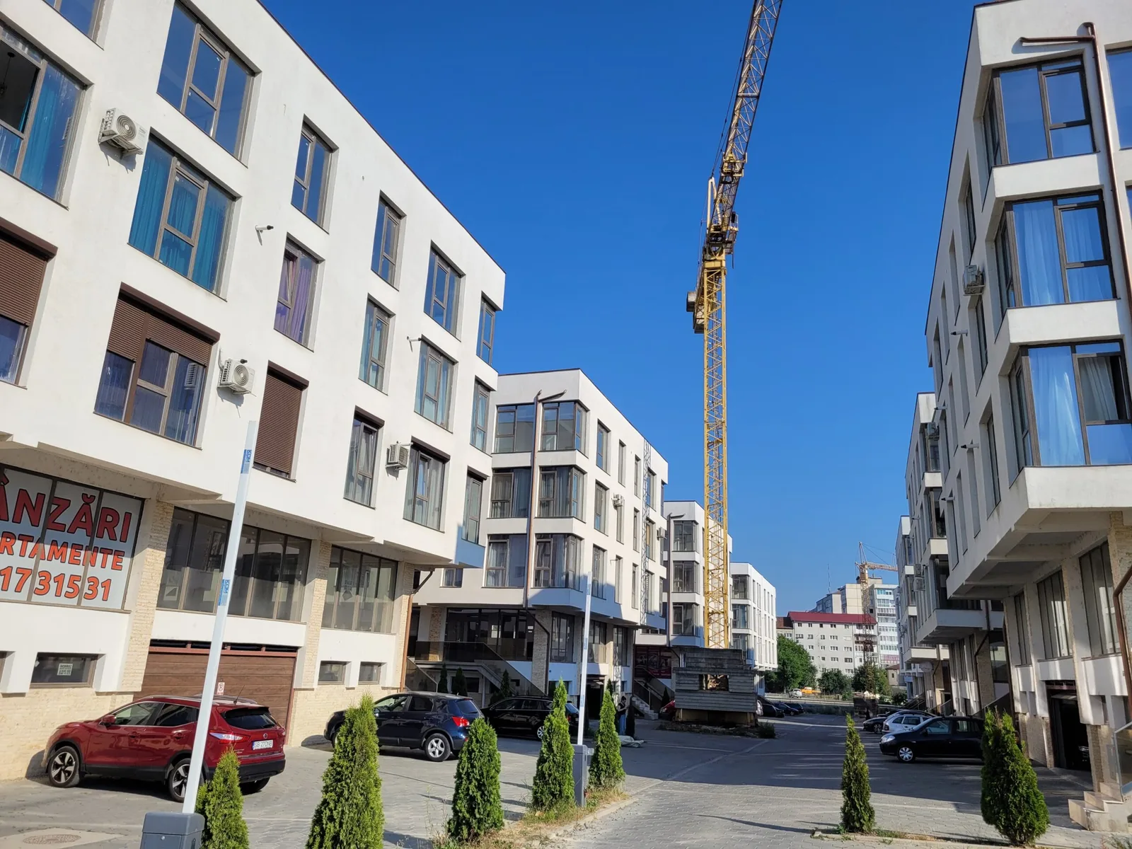 Proiecte imobiliare în dezvoltare în București, cu clădiri moderne și utilaje de construcție.