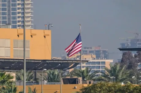 Steagul american fluturând în fața ambasadei din Bagdad.