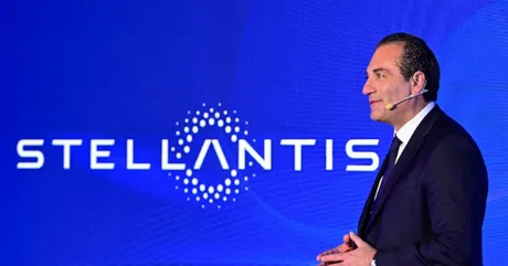 Antonio Filosa discutând despre viitorul automobilelor electrice în Europa.