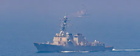Distrugător american în patrulare pe marea din Strâmtoarea Hormuz.