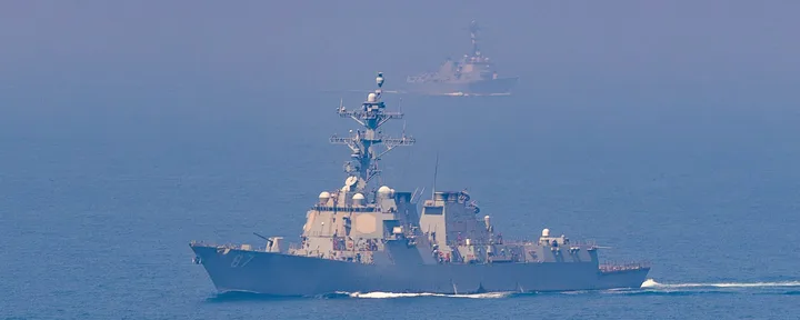 Distrugător american în patrulare pe marea din Strâmtoarea Hormuz.