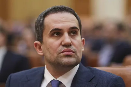 Ciprian Șerban, ministrul Transporturilor, în timpul unei sesiuni parlamentare.