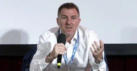 Reprezentant Dacia discutând despre scăderea vânzărilor în România.