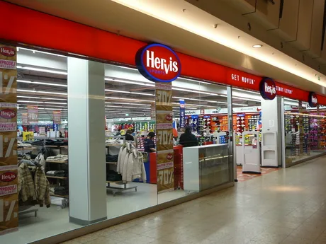 Magazinele Hervis se transformă în Sports Direct în România.