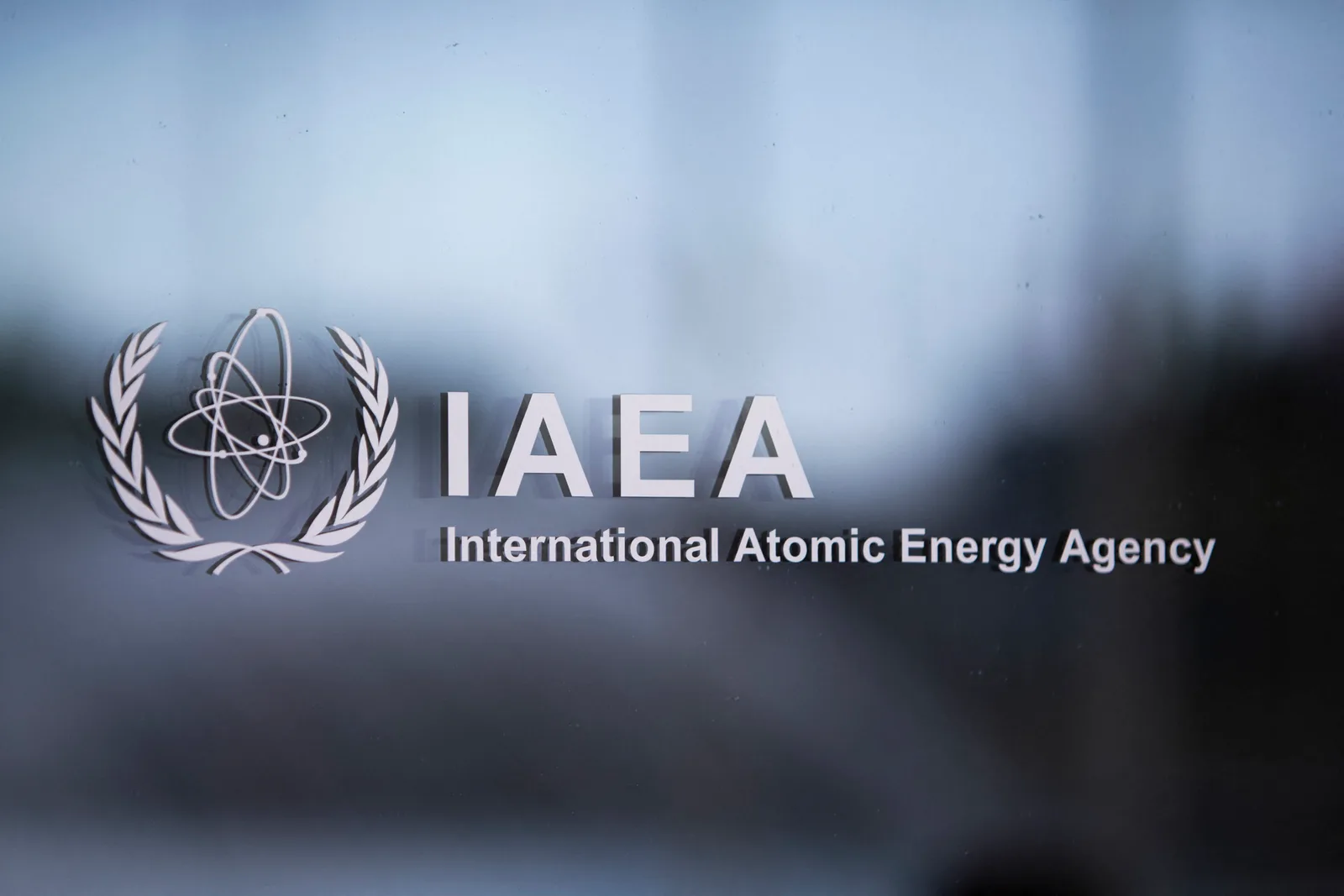 Logo-ul AIEA reflectă angajamentul pentru energia nucleară pașnică.
